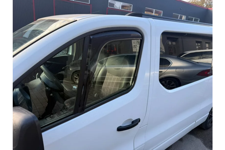 Renault Trafic 2015– Ikkunatuulisuojat, tiivisteeseen asennettavat (Esa, 2 kpl) Kuva 4