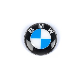 Logotipo de BMW en el capó o el maletero
