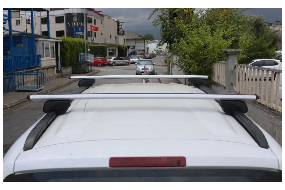 Mercedes GLK class X204 2008–2015 Priečne nosníky na klasické strešné lyžiny, uzamykateľné na kľúč Bold Bar V1 (2 ks) Fotografia 7