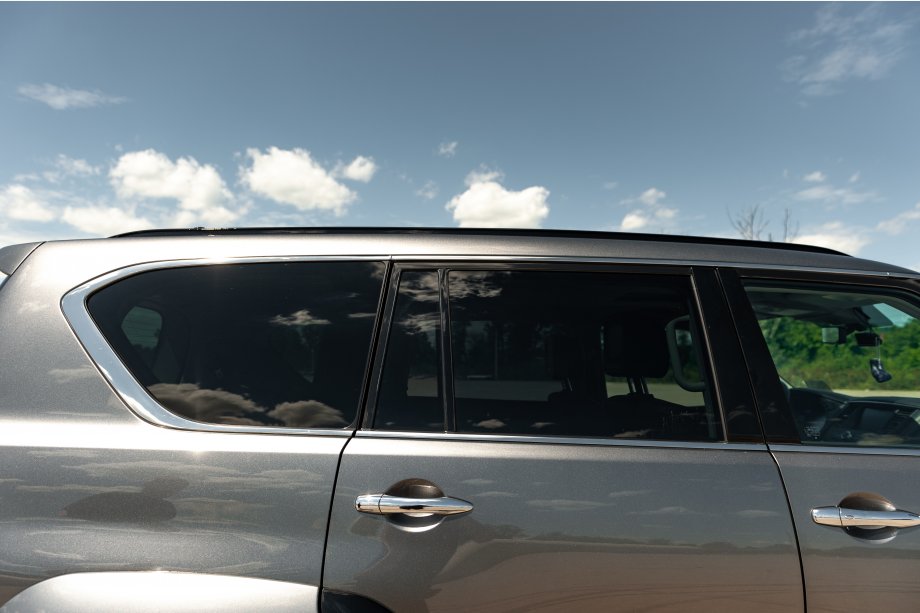 Nissan Armada 2016–2024 Integrované strešné lyžiny čierne (hliník) Fotografia 3