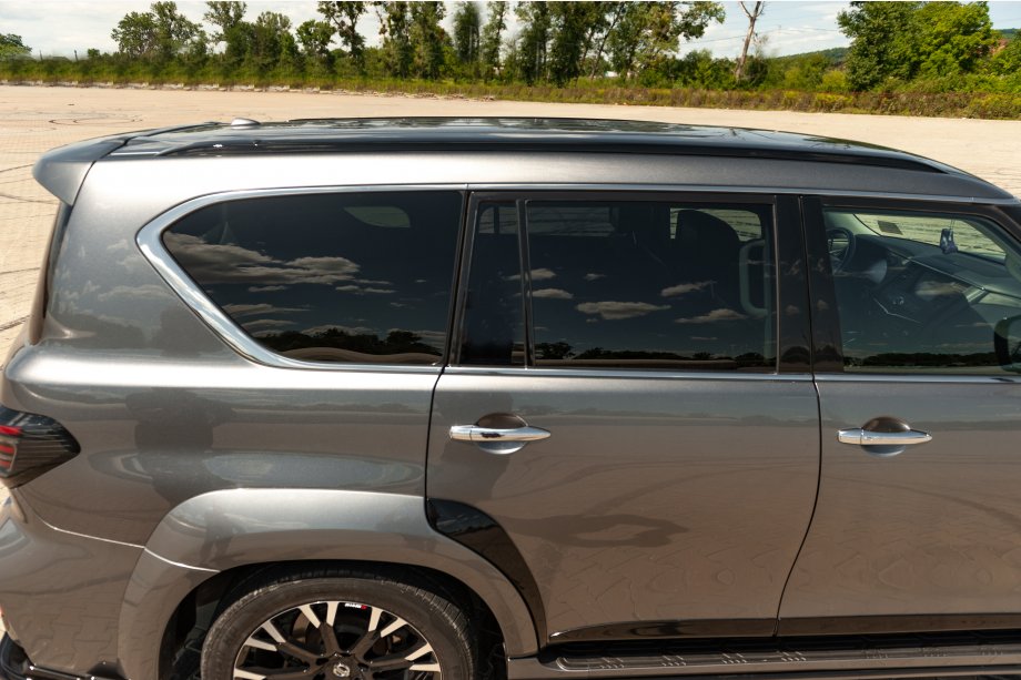 Nissan Armada 2016–2024 Integrované strešné lyžiny čierne (hliník) Fotografia 4